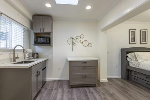 Bed, Coffee/tea facilities, Kitchen or kitchenette, Photo of the whole room, Decorative detail