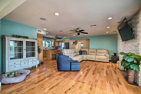 Luxe Spring Hill Home with Patio and Dock! Maison in Hernando Beach