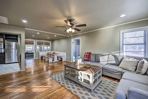 Fayetteville Vacation Rental - 2 Mi to Dtwn! Maison in Fayetteville