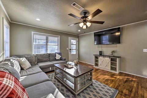 Fayetteville Vacation Rental - 2 Mi to Dtwn! Maison in Fayetteville