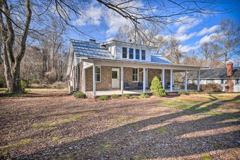 Radiant Gloucester House with Private Porch! Haus in Gloucester