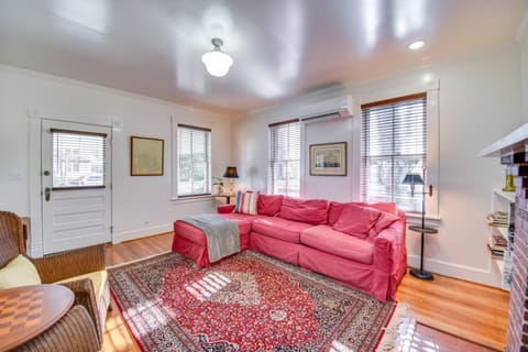 Radiant Gloucester House with Private Porch! Casa in Gloucester