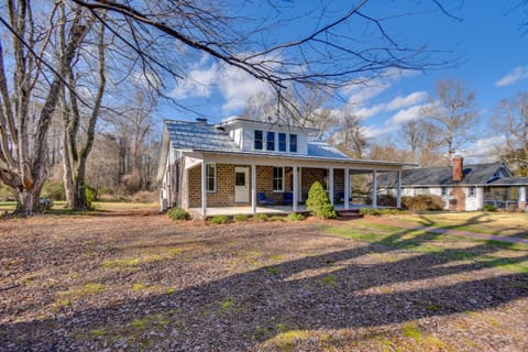 Radiant Gloucester House with Private Porch! Casa in Gloucester