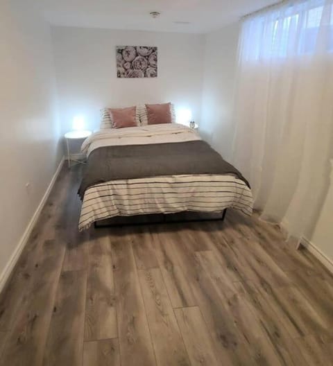 Cozy 2-bedroom lower unit! Copropriété in Barrie