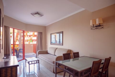 Photo of the whole room, Decorative detail