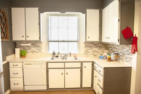 The Elliott Haus: Great For Families. Long Stays. Fully Stocked Kitchen Casa in Villa Rica
