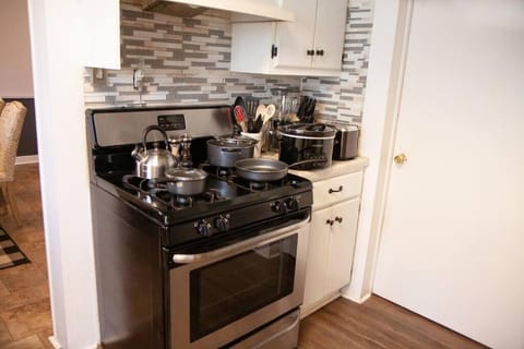 The Elliott Haus: Great For Families. Long Stays. Fully Stocked Kitchen Maison in Villa Rica
