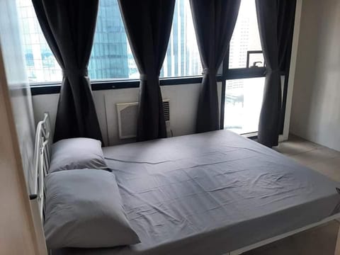 Spacious 2 Bedroom Unit with Pool Condominio in Mandaluyong