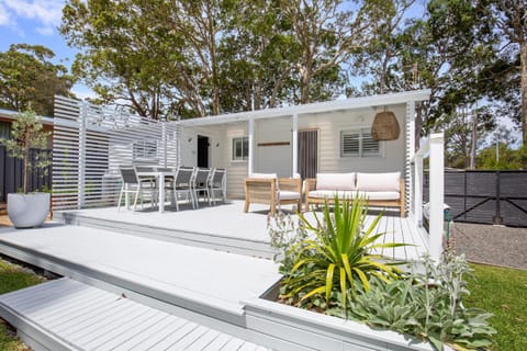 Salt and Pepper Pet Friendly 5 Mins Drive to Beach House in Vincentia