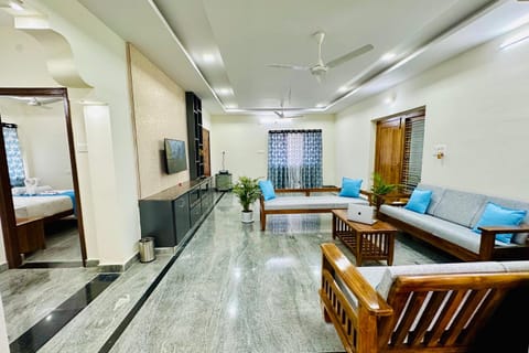 TrueLife Homestays - Bhavya Manor - 2500 SFT Modern homes for family stay - Garden with Flowers - Tirumala Mountain View - Peaceful Location - Many restaurants nearby - Large hall, AC bedrooms, Modular Kitchen - Fast WiFi - Android TV - 250 Jio Channels Condo in Tirupati