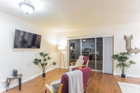 Affordable downtown Memphis apartment w views Condo in Mud Island