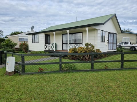 Hosts on the Coast Mum and Dads Place House in Whitianga