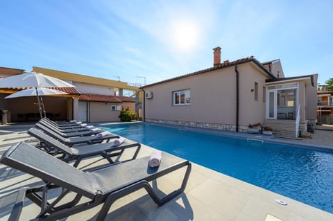 Property building, Patio, Day, Pool view, Swimming pool, sunbed