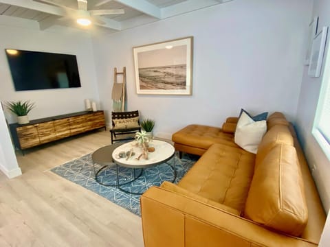 TV and multimedia, Living room, Seating area, Family, Family