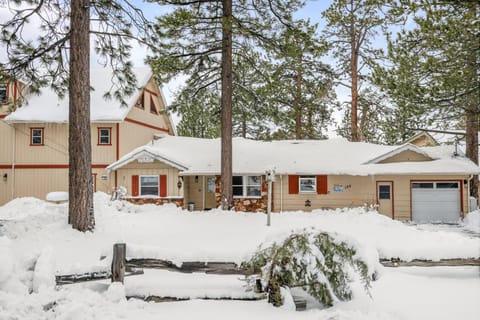 WINTERFELL LODGE - EV Charger - Walk to Slopes/Lake House in Big Bear