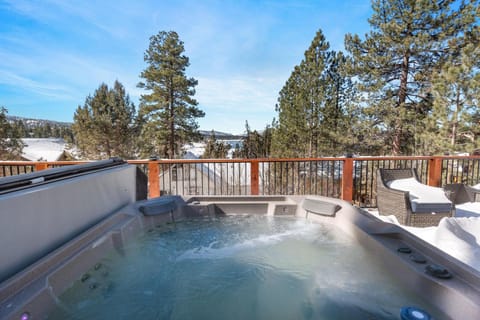 WINTERFELL LODGE - EV Charger - Walk to Slopes/Lake House in Big Bear