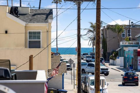 Walk on the Ocean! Wake up to Beautiful Bay Views House in Balboa Peninsula