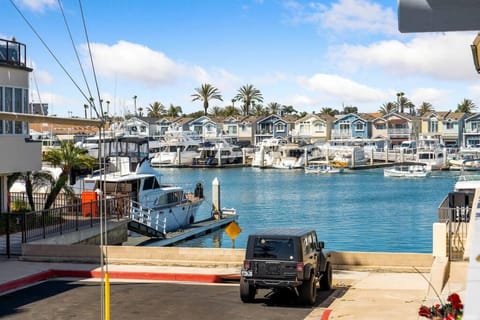 Walk on the Ocean! Wake up to Beautiful Bay Views House in Balboa Peninsula