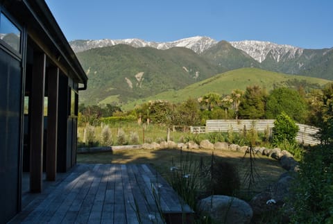 Kanuka Terrace - The Little Black House House in Kaikōura