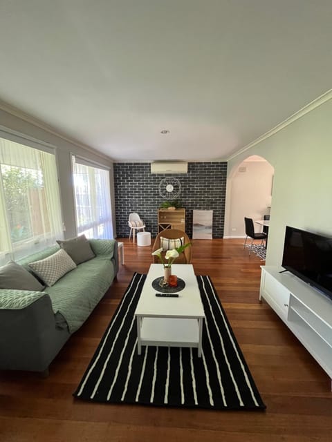 Holiday house In between the Mountain and Westfield Maison in Wantirna South