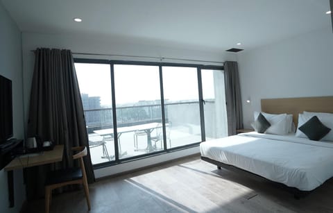 Bed, Natural landscape, TV and multimedia, Balcony/Terrace, Photo of the whole room, Bedroom