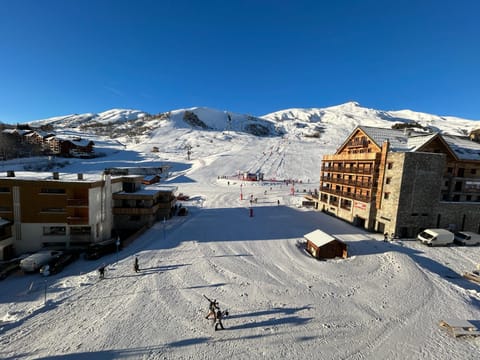 Skiing, Mountain view