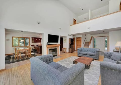 Wonderful 6 Bedroom Home At Hamptons Haus in Noyack