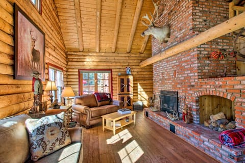 Pine Mountain Club Log Home with Deck and Grill! Haus in Pine Mountain Club