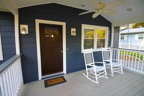 Lake Norman Experiences Waterfront Cottage with Boat Rental and Private Bar House in Mooresville