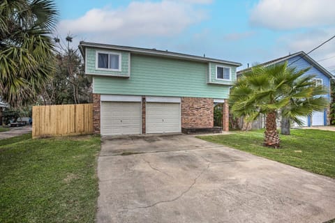 Pet-Friendly Galveston Home with Deck and Yard! House in Galveston Island