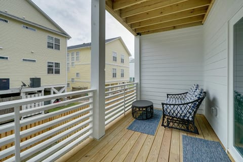 Modern Home with Rooftop Deck, Walk to Beach! Casa in Carolina Beach
