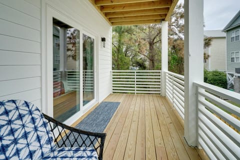 Modern Home with Rooftop Deck, Walk to Beach! Maison in Carolina Beach