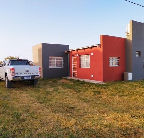 Casa dos habitaciones, zona parque House in Necochea