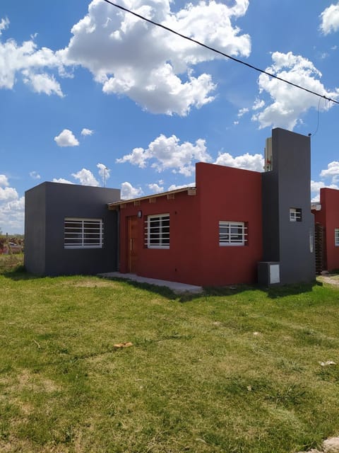 Casa dos habitaciones, zona parque House in Necochea