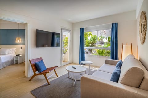 Bed, TV and multimedia, Living room, Photo of the whole room, Bedroom