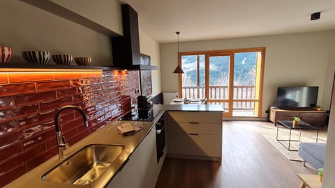 TV and multimedia, Kitchen or kitchenette, Dining area, Landmark view, Mountain view, minibar