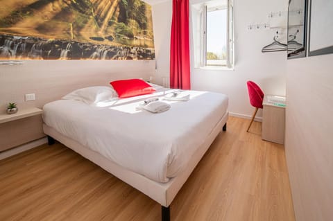 Bed, Bedroom, towels