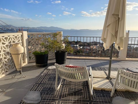 Superbe terrasse avec vue panoramique sur la mer Apartment in Marseille