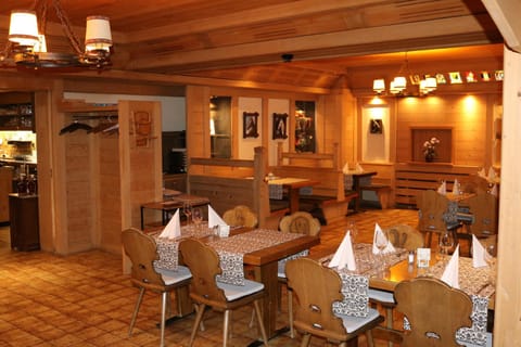 Restaurant/places to eat, Banquet/Function facilities, Seating area