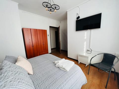 Bed, TV and multimedia, Bedroom, Facility for disabled guests, towels, wardrobe