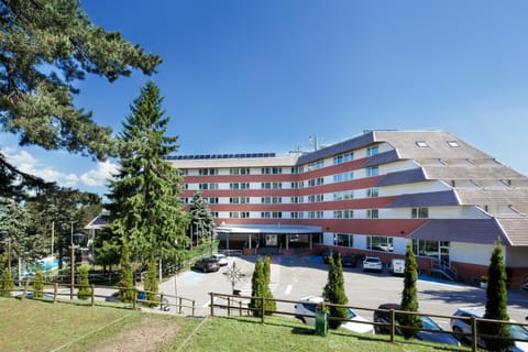 Property building, Facade/entrance, Parking