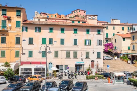 Day, Neighbourhood, City view, Street view, Parking