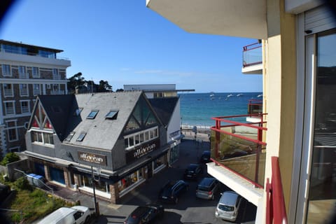 Sea view, Street view