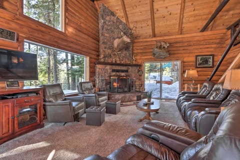 Cascade Cabin with Mountain View and River Access House in Valley County