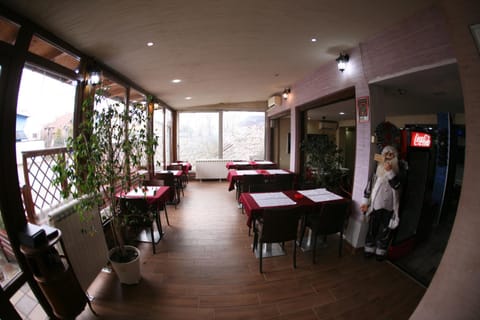 Restaurant/places to eat, Lounge or bar