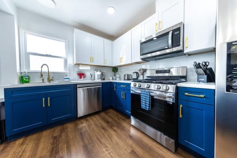 Luxury Villa with Hot Tub! Minutes to Beach & Bars House in Belmont Shore