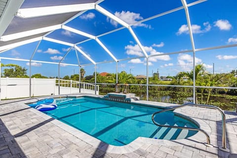 Canal Home, sleeps 8 - Villa Ruby - Roelens Vacations House in Cape Coral