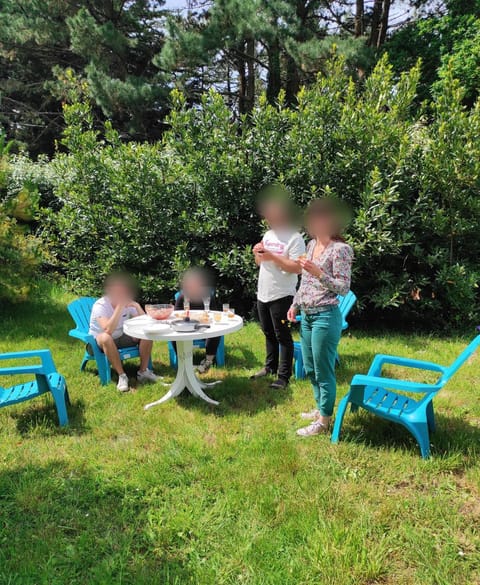 Day, People, Natural landscape, Garden, Dining area, Garden view, young children, group of guests, Family