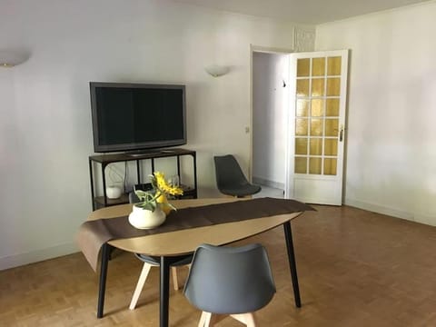 Communal lounge/ TV room, TV and multimedia, Living room, Seating area, Dining area