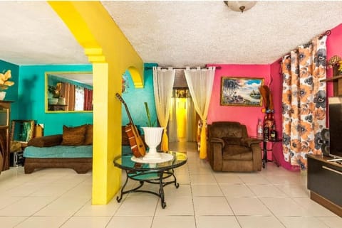 Colorful Private Room Oasis Urlaubsunterkunft in Montego Bay